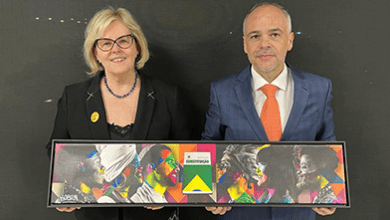 Photo of Obra de Kobra sobre a Constituição é presenteada ao Supremo Tribunal Federal